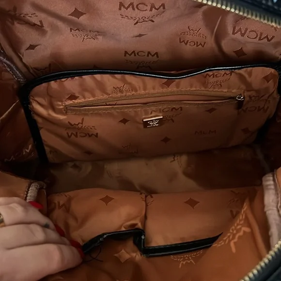 Backpack - Picture 3 of 4